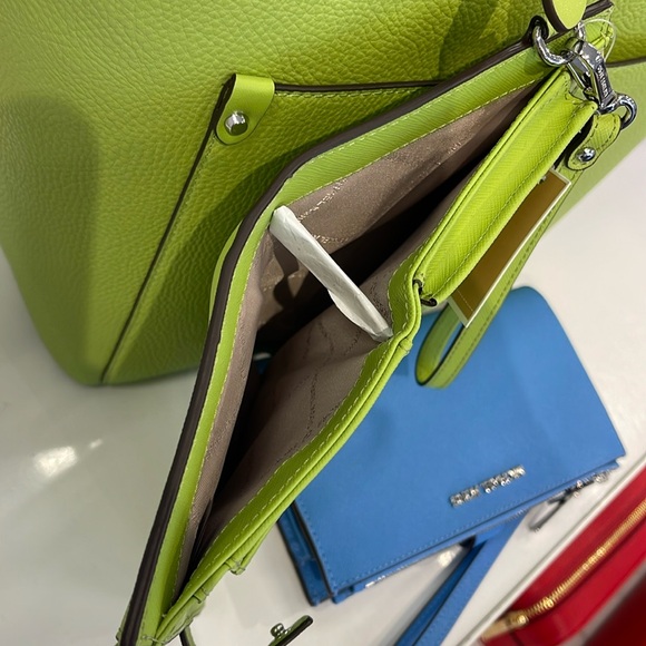 MICHAEL KORS LG DOUBLE ZIP WRISTLET Wallet Phone Case Holder 
Lime
NWT - Picture 14 of 16